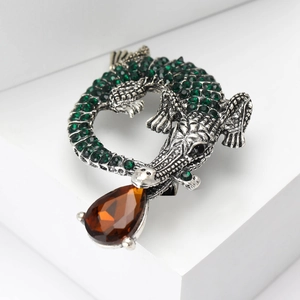 Spilla vintage a coccodrillo in metallo argento con strass verdi e cristallo ambrato