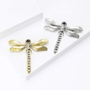 Broches libellules exquises en or et argent avec strass brillants sur socles blancs