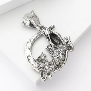 Spilla a coccodrillo vintage in argento con trama in metallo dettagliata e chiusura a spilla