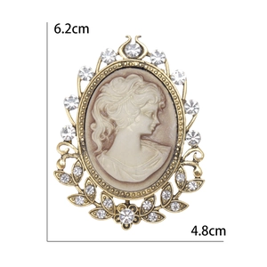 Spilla cammeo vintage con rilievo a ritratto e cristalli, misura 6,2 cm per 4,8 cm