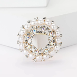 Elegante spilla a corona di perle con strass scintillanti e base in lega dorata