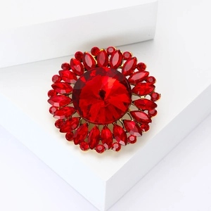 Luxuriöse Sonnenblumen-Brosche mit roten Kristallen und Goldlegierung für elegante Anzüge