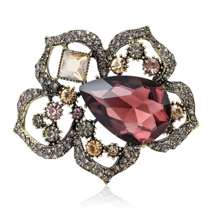 Broche de amapola vintage con cristal morado y pedrería champán en base dorada
