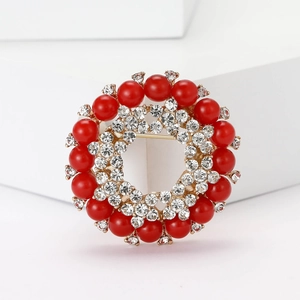 Elegante spilla a ghirlanda floreale con perle rosse e cristalli su base dorata