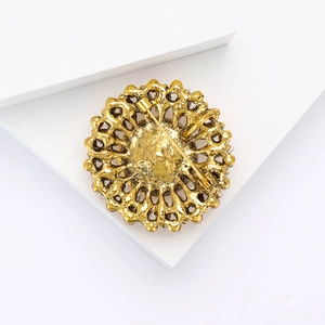 Detailansicht der Vintage-Goldlegierung Rückseite mit Anstecknadel und Blumenmuster