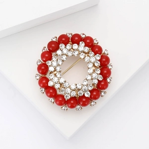 Elegante spilla ghirlanda dorata con perle rosse e strass bianchi per abiti da donna