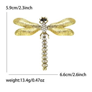 Élégante broche libellule dorée avec strass scintillants et texture d'ailes tissées