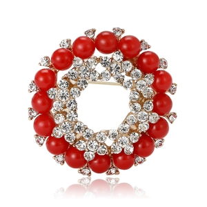 Elegante spilla a corona dorata con perle rosse e strass scintillanti per donne