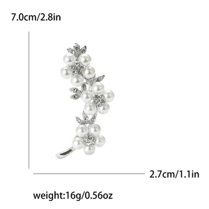 Vue détaillée de la broche fleur argentée avec dimensions précises de 7cm de haut