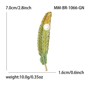 Vintage feather brooch with green gradient and pearl detail, size 7.0cm x 1.6cm