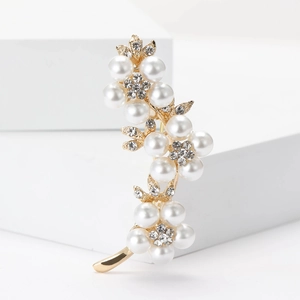 Broche élégante en forme de fleur avec perles blanches et strass sur base dorée