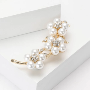 Élégante broche fleurie dorée ornée de perles blanches et de strass brillants pour femme