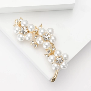 Élégante broche fleur dorée avec perles blanches et strass brillants pour femmes