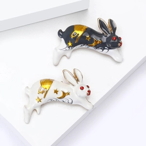 Broches lapin mignonnes en émail avec motifs d'étoiles et de lune en noir et blanc