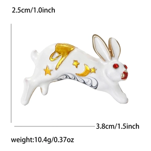 Détail de la broche lapin en émail montrant les dimensions 3,8x2,5 cm et le poids 10,4g