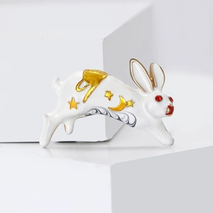 Charmante broche lapin en émail blanc avec étoiles dorées et œil en pierre rouge