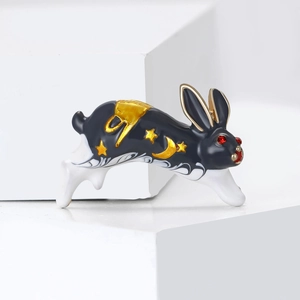 Broche lapin en émail avec motifs lune et étoiles dorées et œil en pierre rouge