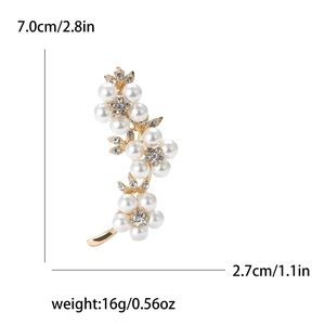 Broche fleur dorée avec perles et strass montrant les dimensions 7,0 cm x 2,7 cm