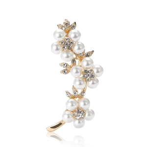 Broche élégante fleur dorée avec perles blanches et strass étincelants pour femme