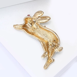 Vue détaillée du dos de la broche lapin doré montrant le fermoir et la texture du métal