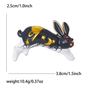 Broche lapin mignonne en émail avec motifs de lune et d'étoiles sur fond blanc