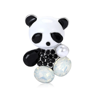 Broche panda à la mode avec finition émail, strass noirs et détails en pierre d'opale