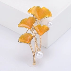 Élégante broche en feuille de ginkgo dorée avec émail jaune et perles blanches pour femme