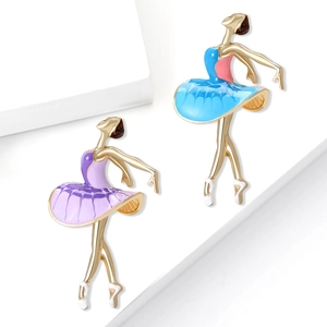 Elegante ballerina-broches van emaille en goudlegering op wit geometrisch voetstuk