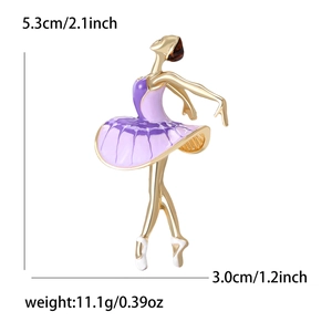 Detail van emaille danseres broche met afmetingen van 5,3 cm hoogte en 3,0 cm breedte