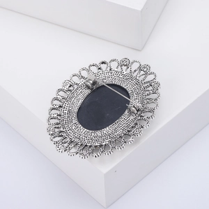 Detail of the vintage silver oval brooch featuring a secure pin back and hollow pattern