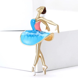 Elegante vergulde balletdanseres broche met blauw en roze emaille op witte houder