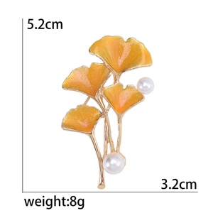 Broche élégante en feuilles de ginkgo dorées émail orange et perles 5,2cm par 3,2cm