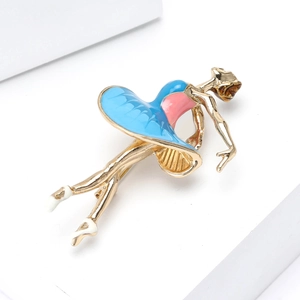 Detail van elegante emaille danseres broche met blauw-roze jurk op wit plateau