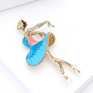 Detail van ballerina broche van goudkleurige legering met blauw en roze emaille