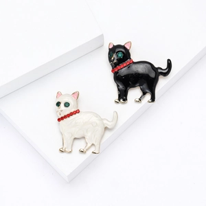 Lot de broches chat classiques en émail noir et blanc avec yeux strass verts et colliers rouges