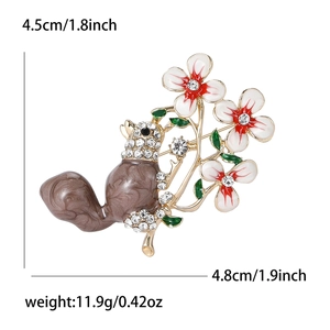 Broche écureuil chic en émail avec fleurs et strass pour tailleur femme élégant