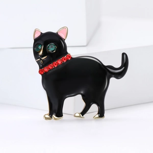 Broche chat en émail noir avec yeux en strass verts et détails en alliage doré