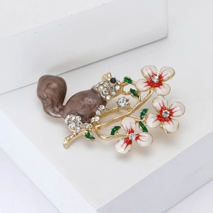 Charmante broche écureuil en émail avec fleurs blanches et cristaux sur branche dorée