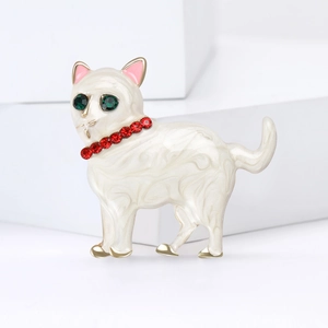 Broche chat en émail avec yeux en gemme verte et collier rouge sur socle blanc