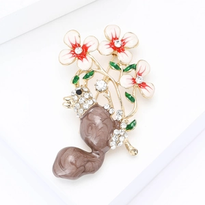 Broche écureuil chic en émail sur branche fleurie avec cristaux pour femmes