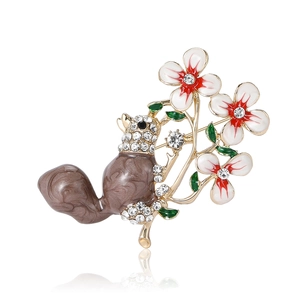 Broche écureuil en émail avec fleurs blanches et strass pour vestes de costume