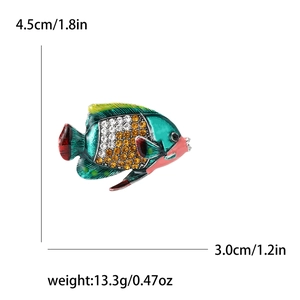 Broche poisson tropical coloré avec strass et dimensions sur fond blanc épuré