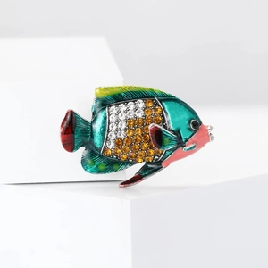 Broche poisson tropical étincelante avec émail vert et strass pour tailleurs femmes