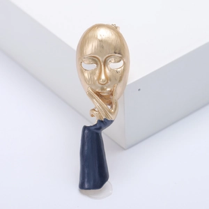 Broche artístico de máscara de pensador dorado con esmalte azul sobre bloque blanco
