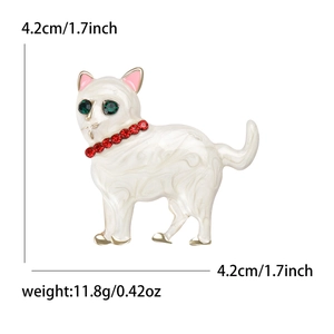 Broche chat en émail classique avec vagues blanches et strass rouges sur fond blanc