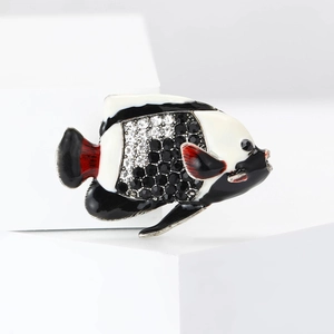 Broche poisson tropical créative avec strass et émail sur un socle blanc minimaliste
