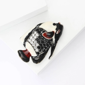 Broche poisson tropical élégante avec émail noir et blanc et strass sur bloc blanc