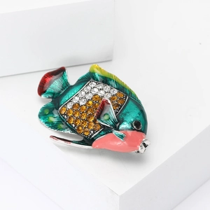 Exquise broche de poisson tropical en émail vert avec strass sur socle blanc