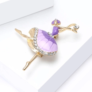 Detail einer lila Emaille-Ballerina-Brosche mit funkelnden Kristall-Strasssteinen