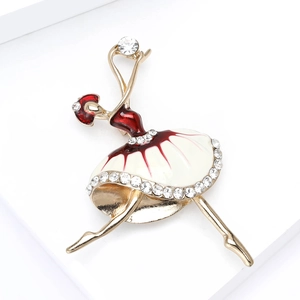 Detailaufnahme der Emaille-Ballerina-Brosche mit rot-weißem Kleid und Strasssteinen